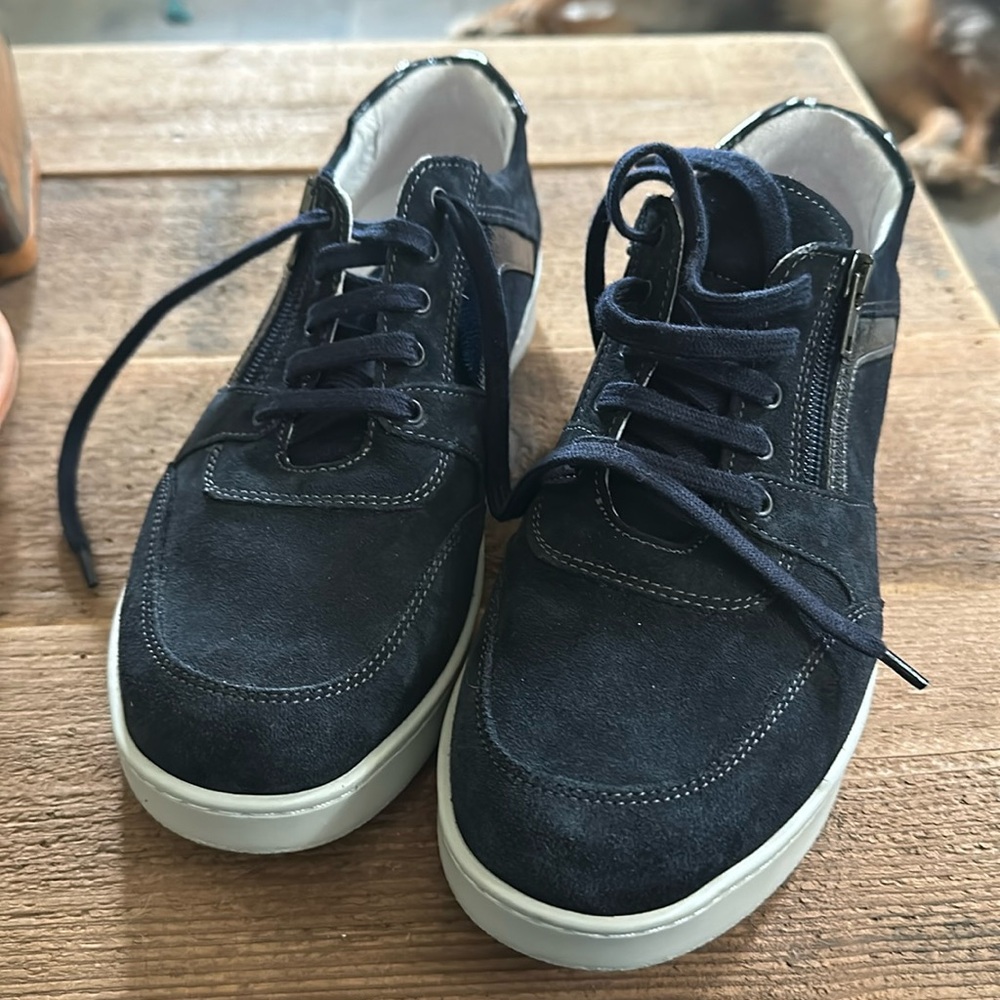 DAVID TATE Navy blue suede walking shoe.. size 9., with zipper detail. Look new